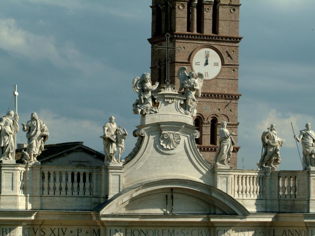 Bed and Breakfast Domus Sessoriana Roma Esterno foto
