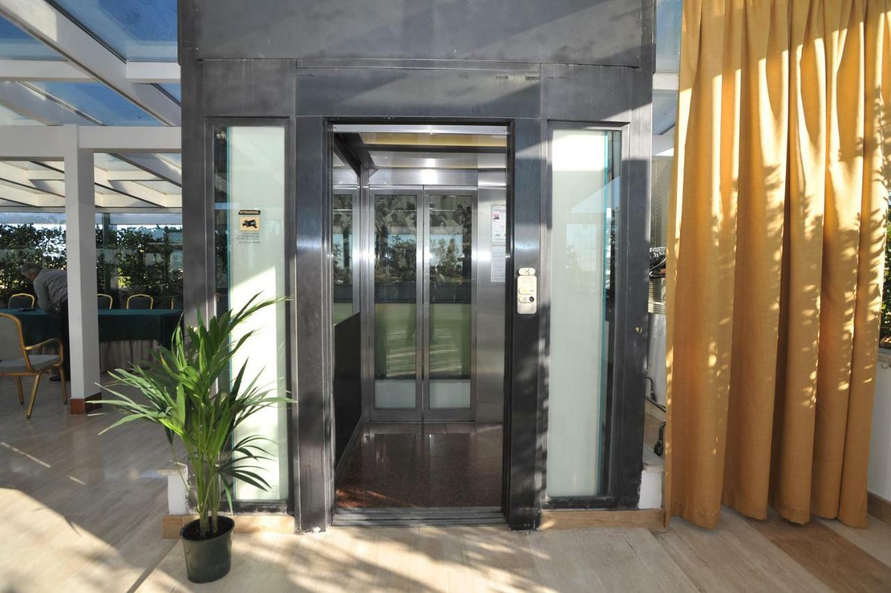 Bed and Breakfast Domus Sessoriana Roma Esterno foto
